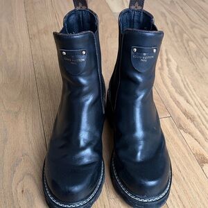 Louis Vuitton Black Leather Women’s Chukka Boots with Branded Plaque